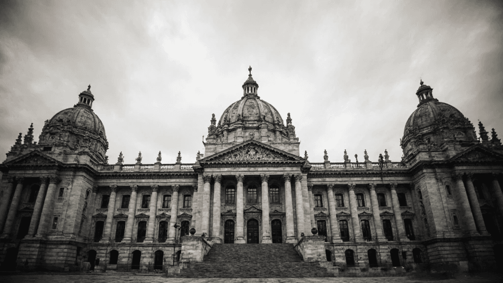 La Conferencia Controlada: Preguntas a Modo y Reporteros Seleccionados